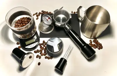 Gli accessori essenziali per il caffè in casa, e quelli di cui si può fare a meno